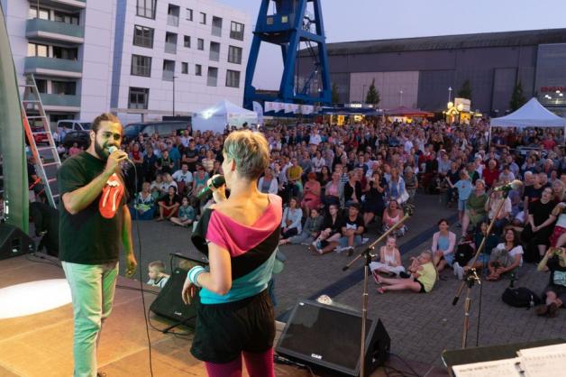 Ein Moment des Doppeljubiläums, der vielen in Erinnerung geblieben ist, war die Veranstaltung "Rostock singt" unter dem Hellingkran. Ein Moment des Doppeljubiläums, der vielen in Erinnerung geblieben ist, war die Veranstaltung "Rostock singt" unter dem Hellingkran.