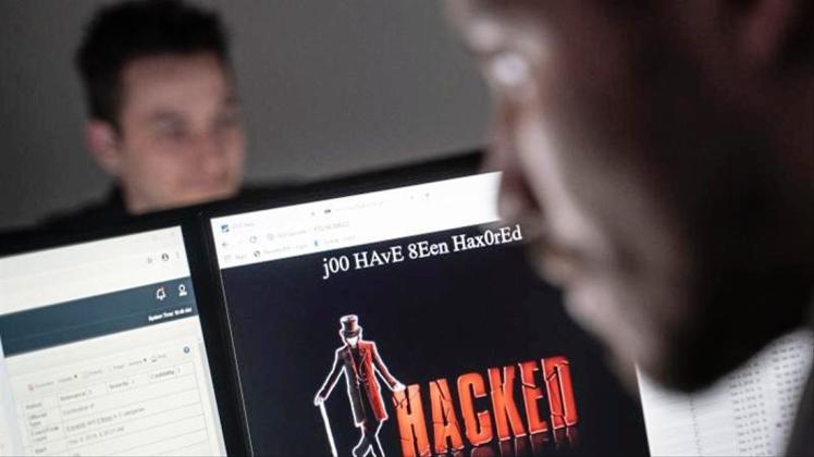 IT Security Wissenschaftler trainieren in einem Cybersicherheitszentrum. Kurz vor Weihnachten legten Cyberattacken öffentliche Einrichtungen lahm. 