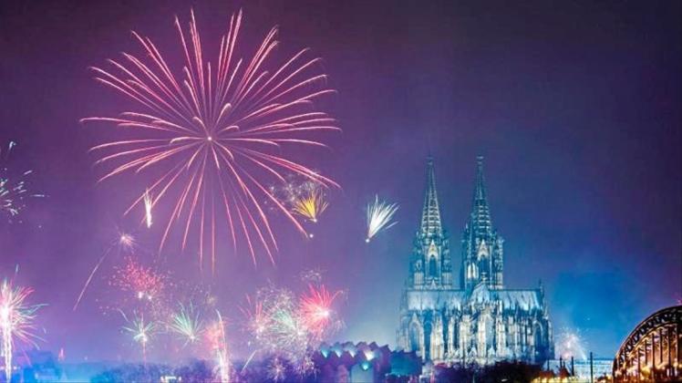 Feuerwerk in Köln in der Silvesternacht 2018/2019. 