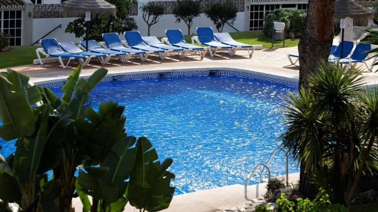 Zivilschutztaucher in der Ferienanlage Club La Costa World in der Nähe von Malaga: Hier waren drei Mitglieder einer Familie ertrunken. Foto: dpa/AP Zivilschutztaucher in der Ferienanlage Club La Costa World in der Nähe von Malaga: Hier waren drei Mitglieder einer Familie ertrunken. Foto: dpa/AP