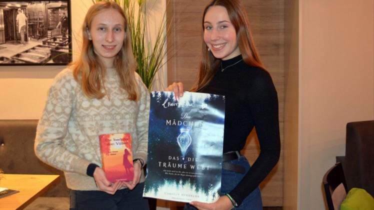 Zwei junge Autorinnen: Frauke Mählmann (links) schrieb  "Die Insel der drei Völker", Carolin Herrmann  "Das Mädchen, das die Träume webt". Foto: Anita Lennartz