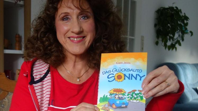 Die Autorin und ihr Erstling: Karin Jenta aus Hude hat jetzt „Das Glücksauto Sonny“ veröffentlicht. Foto: Ole Rosenbohm Die Autorin und ihr Erstling: Karin Jenta aus Hude hat jetzt „Das Glücksauto Sonny“ veröffentlicht. Foto: Ole Rosenbohm