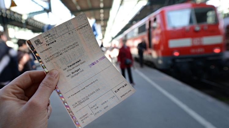 Die im Schnitt kaum gestiegenen Preise für Ferntickets der Bahn sollen ab Januar billiger werden. Foto: dpa/Franziska Kraufman
