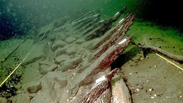 Vermessen und beschriftet, auch unter Wasser: Überreste der Darßer Kogge in der Ostsee. 
