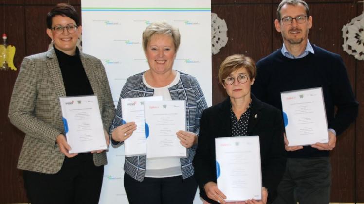 Sie unterzeichneten Kooperationsvereinbarungen im Rahmen der Lernpartnerschaften des Wirtschaftsverbandes Emsland: Anke Maria Voss, Mechtild Weßling, Françoise Economides-Fincke und Hubert Penniggers (von links nach rechts).  