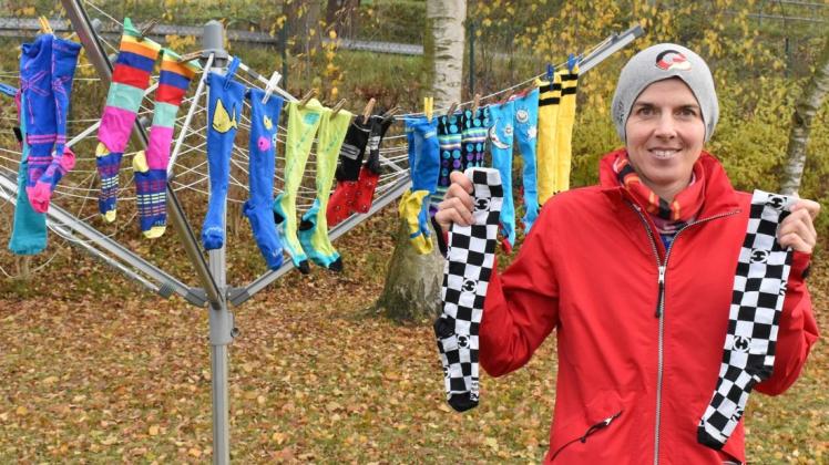 Marie-Louise Dräger mit ihren Socken im Rallye-Design. Sogar oben schwarz-gelb geringelte Fußballstutzen  hat sie im „Repertoire“; diese ziehe sie im Winter selbst über lange Hosen, weil sie so schön warmhielten. In Rot-Schwarz (ebenfalls auf der Leine) wurde sie  2019 Weltmeisterin.