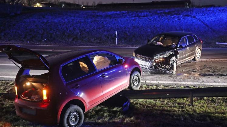 Schwerer Unfall an A19-Auffahrt Kavelstorf: Zwei Autos stoßen zusammen, zwei Insassen verletzt.
