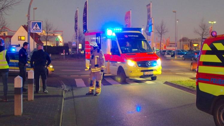 Bei einem Unfall am Kreisel am Hasporter Damm ist am Montagnachmittag eine 72-jährige Radfahrerin schwer verletzt worden. Foto: Günther Richter