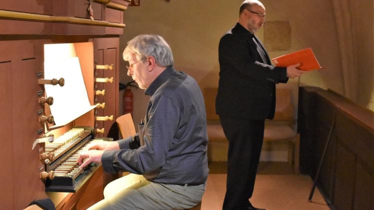 Organist Norbert Müller (von links) und Ralf Mühlbrandt haben mit ihrem Konzert in der St. Katharinen Kirche in Schönemoor die Zuhörer in eine weihnachtliche Stimmung versetzt. Foto: Martina Brünjes