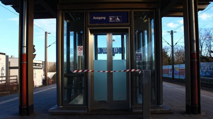 Trotz defekten Fahrstuhls soll es Mobilitätseingeschränkten möglich sein, mit der Deutschen Bahn von Delmenhorst aus zu reisen. Das scheint bislang nicht so einwandfrei zu funktionieren, wie ein aktuelles Beispiel zeigt. Foto: Frederik Grabbe