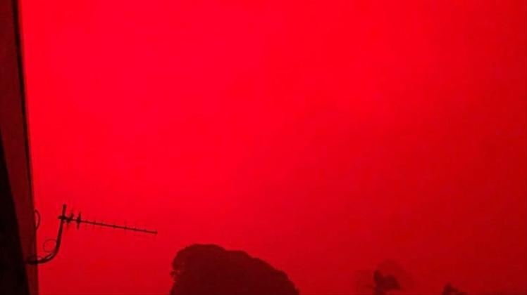 Der Himmel färbt sich rot während der Buschfeuer. In der rund 500 Kilometer östlich von Melbourne gelegenen Küstenstadt Mallacoota wurden rund 4000 Urlauber von den Behörden angewiesen, in Meeresnähe Schutz vor dem herannahenden Flammenmeer zu suchen. 