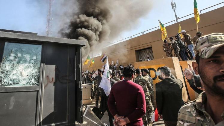 Pro-iranische Demonstranten haben das Gelände der US-Botschaft in Bagdad gestürmt. Foto: AFP/ Ahmad AL-RUBAYE