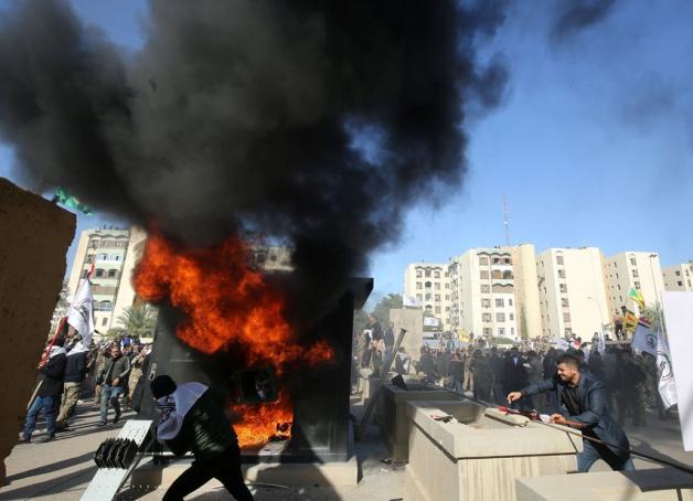 Das Wachhäuschen vor der Botschaft wurde in Brand gesetzt. Foto: AFP/Ahmad AL-RUBAYE