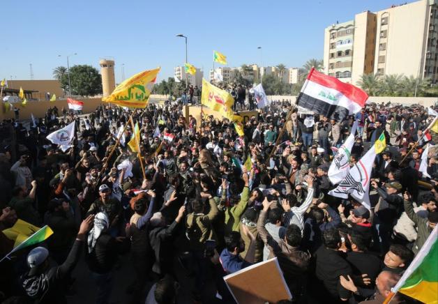 Zunächst demonstrierten mehrere hundert Iraker vor der Botschaft und riefen "Tod Amerika". Foto: AFP/ AHMAD AL-RUBAYE
