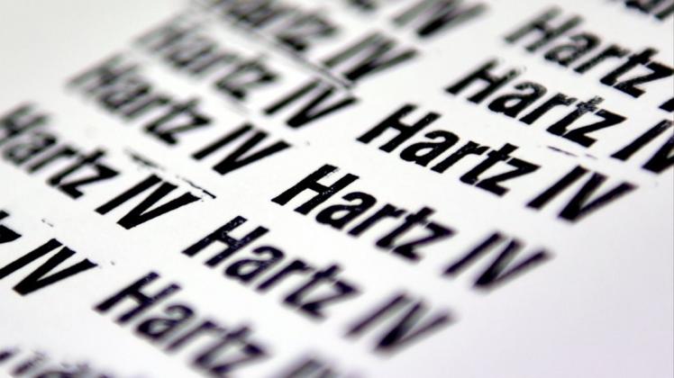 2005 - Die Arbeitsmarktreform Hartz IV der rot-grünen Bundesregierung tritt in Kraft. Langzeitarbeitslose erhalten statt der Arbeitslosenhilfe das neue Arbeitslosengeld II, das dem Sozialhilfeniveau entspricht. Foto: dpa 2005 - Die Arbeitsmarktreform Hartz IV der rot-grünen Bundesregierung tritt in Kraft. Langzeitarbeitslose erhalten statt der Arbeitslosenhilfe das neue Arbeitslosengeld II, das dem Sozialhilfeniveau entspricht. Foto: dpa