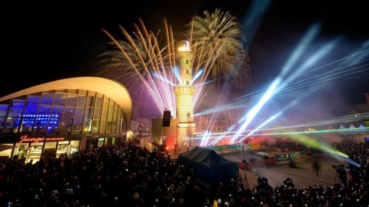 Warnemünder Turmleuchten: die Inszenierung am Neujahrstag 2020 steht unter dem Motto „Schicksal”.
Das farbenfrohe Spektakel mit Feuerwerk, Lasershow und Musik um und über dem Warnemünder Leuchtturm lockte wieder zehntausende Besucher in das Ostseebad.