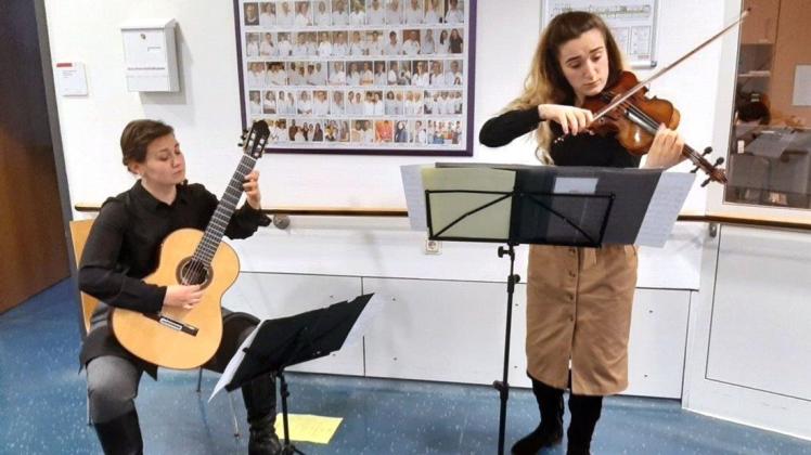 Mit der Violine verzauberte Sushan Gahzaryan die Patienten auf der Onkologischen Station. Unterstützung erhielt sie von Nora Shekyan an der Gitarre.