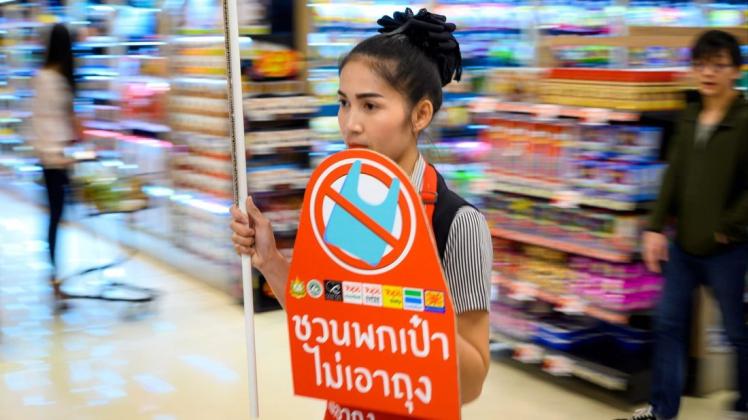 Supermarkt-Mitarbeiter informieren die Kundschaft über das neue Verbot. Foto: AFP/ Mladen ANTONOV
