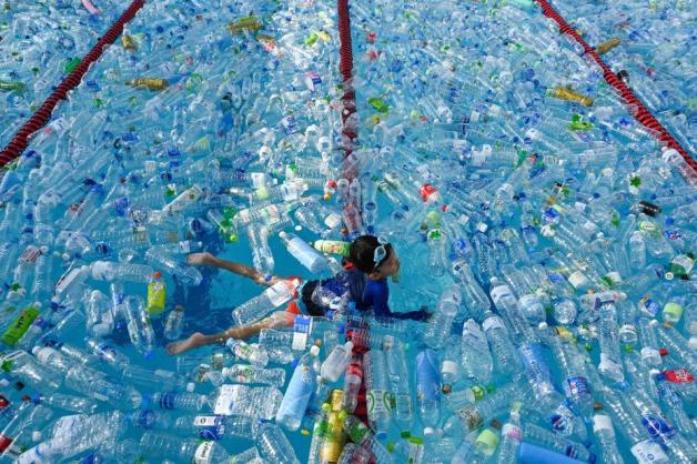 Im Juni 2019 schwamm am World Oceans Day in Bangkok ein kleiner Junge in einem mit Plastikflaschen gefüllten Schwimmbecken, um auf die Meeresvermüllung hinzuweisen. Foto: AFP/ Romeo GACAD