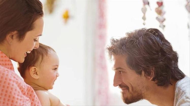 70 Prozent der Befragten einer ZDF-Umfrage sind der Auffassung, Väter sollten länger Elternzeit nehmen. 