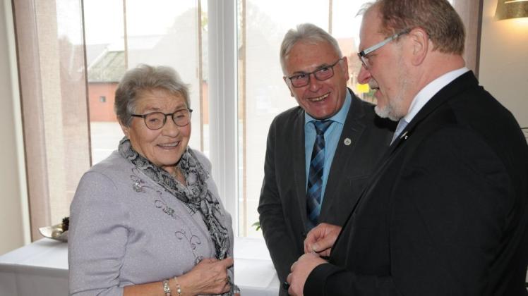 Die 90-jährige Frieda Winter hat gut Lachen – hier zusammen mit Ortsbürgermeister Karl-Heinz Rohrmann und Bürgermeister Rainer Ellermann. Foto: Karin Kemper