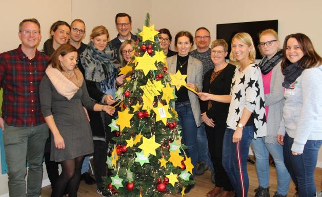 Viele Akteure engagieren sich in der Praxis Dr. Wehebrink gemeinsam mit den Dissener Bürgern dafür, Kindern zu Weihnachten eine Freude zu bereiten. Foto: Petra Ropers