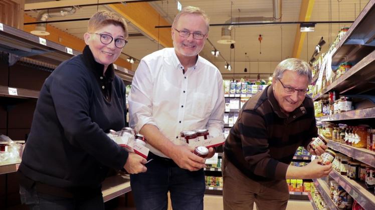 Mit der Bestückung von Regalen werden Kunden-Kaufanreize geschaffen, wissen Martina Cord, Rainer Lammers und Horst Petersson (von links). Foto: Ursula Holtgrewe