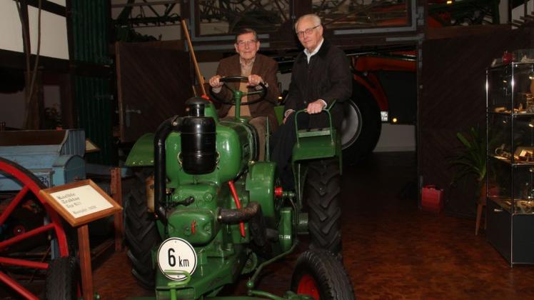 Klaus Dreyer (links) und Werner Wessel auf einem Traktor der Marke Allgaier, Baujahr 1950. 							       Foto: Rolf Habben