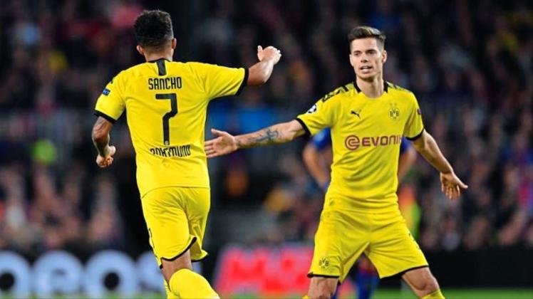 Dortmunds Jadon Sancho (l) bejubelt sein Tor zum 1:3 mit Dortmunds Julian Weigl. 