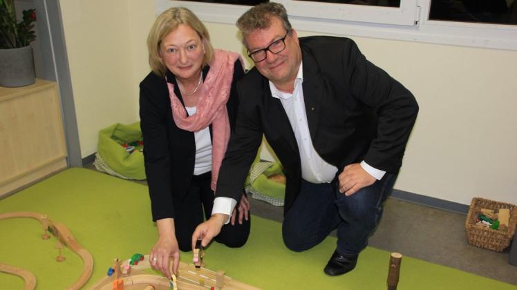 Holzspielzeug statt Plastik, darauf legt Kitaleiterin Birgit Janke wert. Zur Eröffnung durfte auch Bürgermeister Holger Elixmann die kleinen Figuren testen.