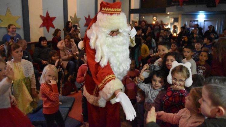 Die Kinder strahlten, als der Weihnachtsmann in den Saal kam – und jedes Kind wollte ihn begrüßen.  Fotos: Sebastian Hanke