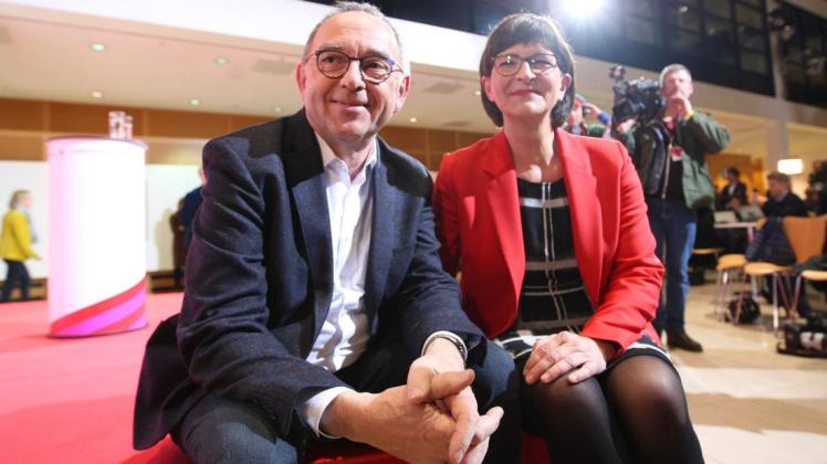 Saskia Esken und Norbert Walter-Borjans sollen auf dem Bundesparteitag der SPD als Vorsitzende gewählt werden. Dafür sprachen sich die Mitglieder mehrheitlich aus. Foto: Mika Schmidt / Imago