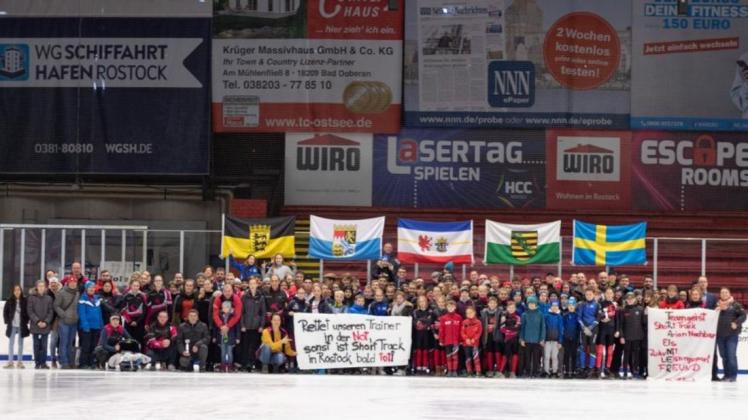 Gemeinsam für den Erhalt der Trainerstelle von Arian Nachbar: Die Rostocker Shorttrack-Familie setzte in der Eishalle Schillingallee ein klares Zeichen.