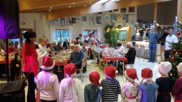 Gut besucht ist die Weihnachtsfeier für Senioren in der Tenne auf dem Campingplatz im Budentannenweg in Markgrafenheide.Es singen die Kinder der Kita Dünennest.