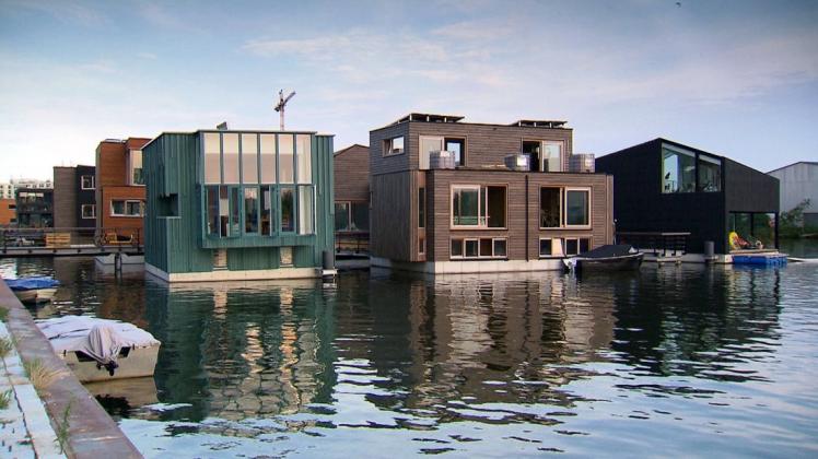 Elegant wohnen auf dem Wasser: Wie diese Häuser der Siedlung Schoonship in den Niederlanden, werden weltweit schwimmende Siedlungen geplant, um dem steigenden Meeresspiegel zu trotzen. Foto: Raum Film