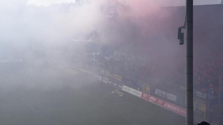 Rauchentwicklung im Fanblock des FC Hansa beim Auswärtsspiel in Mannheim.
