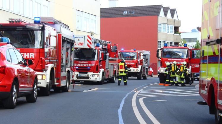 Unter großer Belastung stehen die Mitglieder der Feuerwehr – hier bei einem Wohnungsbrand beim Kaufpark Delmenhorst. Archivfoto: Frederik Grabbe
