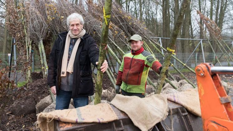 Fachdienstleiter Carsten Wünker (links) und Nils Lindemann vom Kommunalservice Nordwest nahmen am Freitag die erste Lieferung der Bäume in Empfang. Foto: Melanie Hohmann