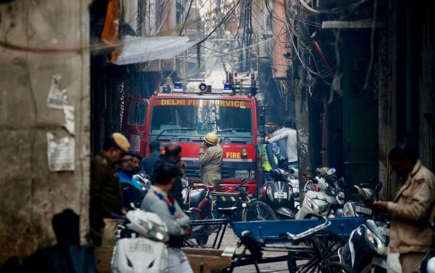 Ein Feuerwehrwagen am Einsatzort. Foto: dpa/Manish Swarup/AP