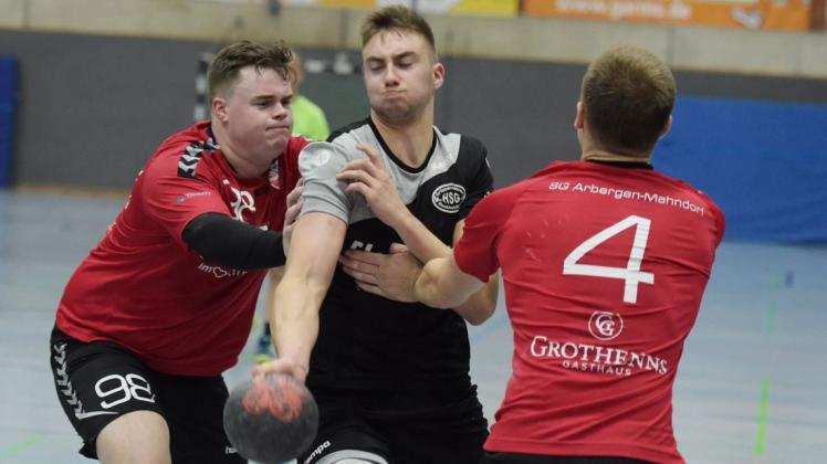 Kaum Durchkommen: HSG-Spieler Jona Schultz (Mitte) hatte mit der Arberger-Deckung zu kämpfen. Foto: Rolf Tobis