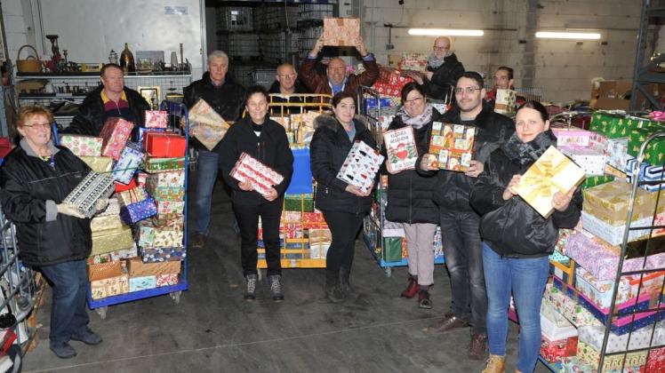 Die letzten von insgesamt mehr als 18.000 Weihnachtspäckchen werden von den Helfern in Lathen verladen. 