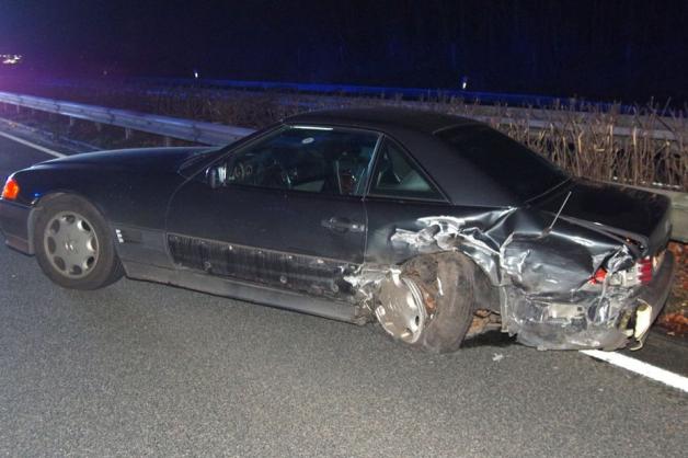 Der 31-jährige Unfallverursacher prallte dem Mercedes in den Heckbereich. Foto: Günther Richter Der 31-jährige Unfallverursacher prallte dem Mercedes in den Heckbereich. Foto: Günther Richter