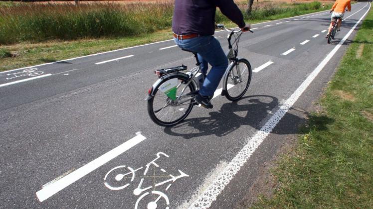 In Deutschland sind Fahrradschutzstreifen wie diese nur innerorts zulässig. Symbolfoto: Jens Büttner/dpa