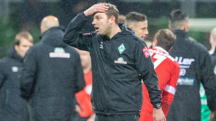 Werder-Trainer Florian Kohfeldt frustriert nach der bitteren Niederlage gegen den Tabellenletzten Paderborn. imago images/Sven Simon