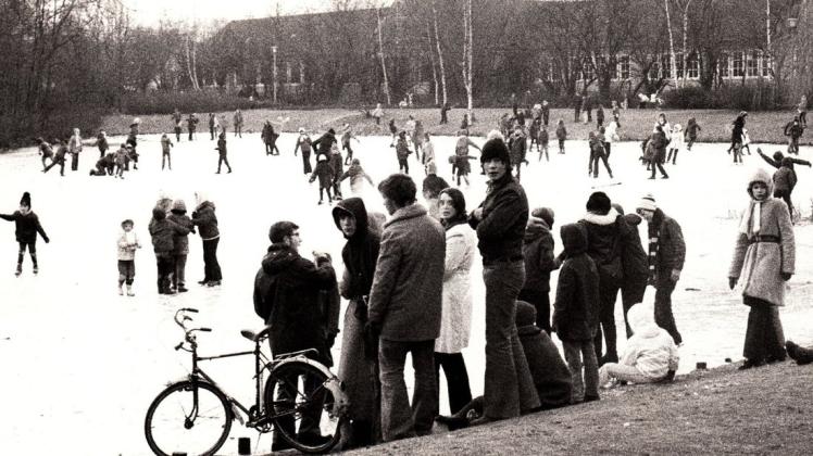 Winterfreuden in Delmenhorst anno 1972: Die kalte Witterung lud im Januar zum Schlittschuhlaufen auf dem zugefrorenen Dreiecksee in Düsternort ein. Archivfoto: Horst Schilling