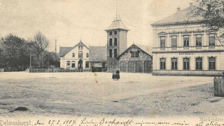 Zwei Rathäuser, ein Spritzenhaus und ein Steigerturm sind auf dieser Postkartenansicht aus Delmenhorst im Jahr 1904 zu erkennen. Zehn Jahre später sollte sich das Gesicht des zentralen Platzes komplett verändern. Foto: Jens Tönjes