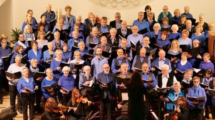 Der Gesangsverein Teutonia Delmenhorst überzeugte mit einem besinnlichen wie klanglich starken Weihnachtskonzert. Foto: Niklas Golitschek