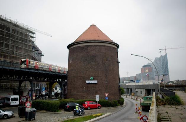 Ein Bunker am Baumwall in Hamburg wird seit längerem als Restaurant genutzt. Foto: dpa/Daniel Bockwoldt
