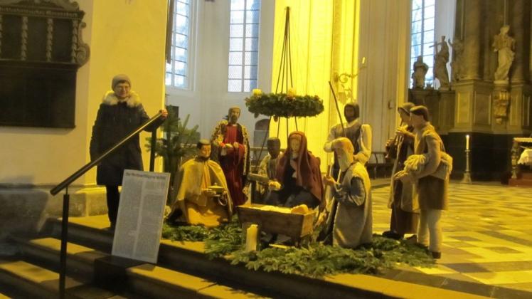 Rund einen Meter groß sind die Krippenfiguren, die in der Advents- und Weihnachtszeit im Altarbereich der St.-Marien-Kirche aufgestellt werden. Fördervereinsvorsitzende Hannelore Holzerland freut sich, dass die Figuren vielfach bewundert werden.