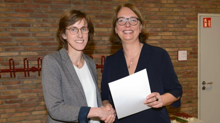 Seit 26 Jahren arbeitet Anja Kiy (links) als Lehrerin in der Grundschule Badbergen. Nun hat sie Schuldezernentin Martin Westerkamp zur Rektorin ernannt. Foto: Christian Geers
Foto: Christian Geers Seit 26 Jahren arbeitet Anja Kiy (links) als Lehrerin in der Grundschule Badbergen. Nun hat sie Schuldezernentin Martin Westerkamp zur Rektorin ernannt. Foto: Christian Geers
Foto: Christian Geers
